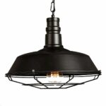 Suspension industrielle, abat-jour noir avec la partie haute fermée, et la partie basse en grille par laquelle on voit l'ampoule. Sur fond blanc.