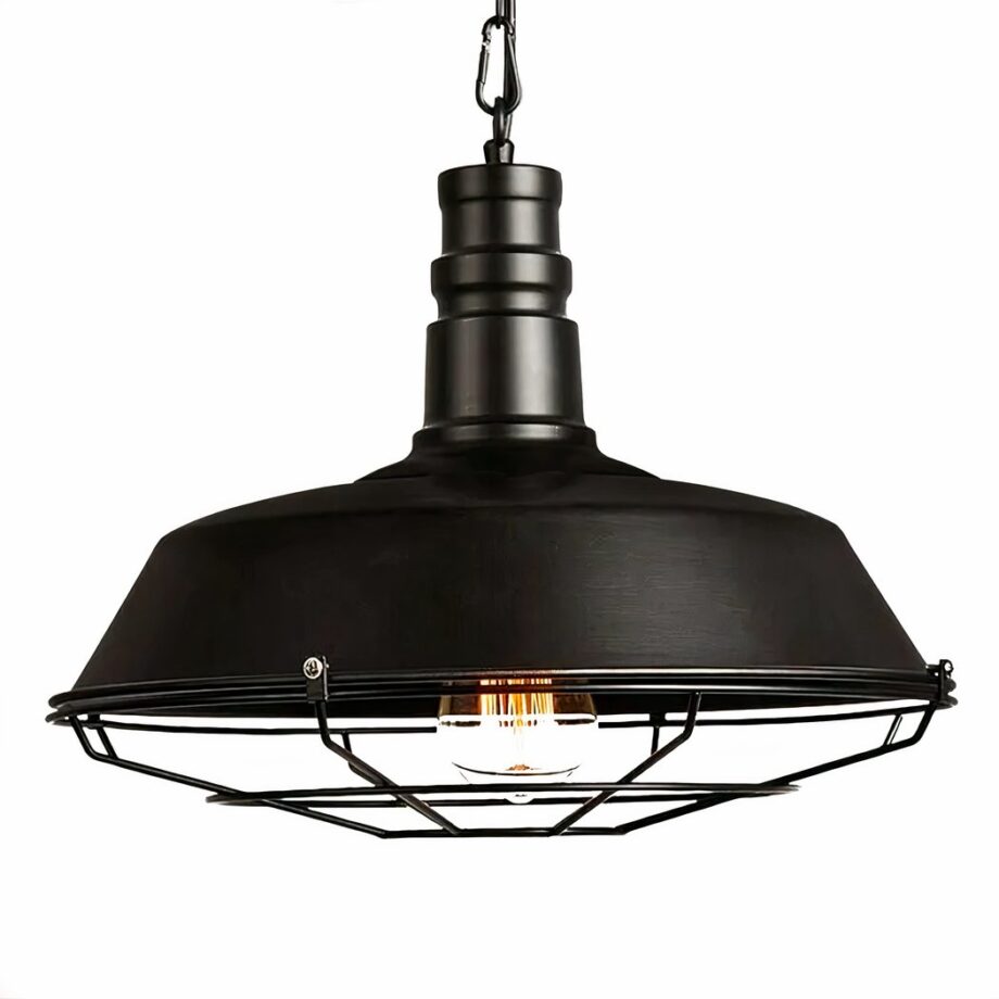 Suspension industrielle, abat-jour noir avec la partie haute fermée, et la partie basse en grille par laquelle on voit l'ampoule. Sur fond blanc.
