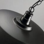 Lampada a sospensione industriale con paralume retrò in ferro nero — in ambiente