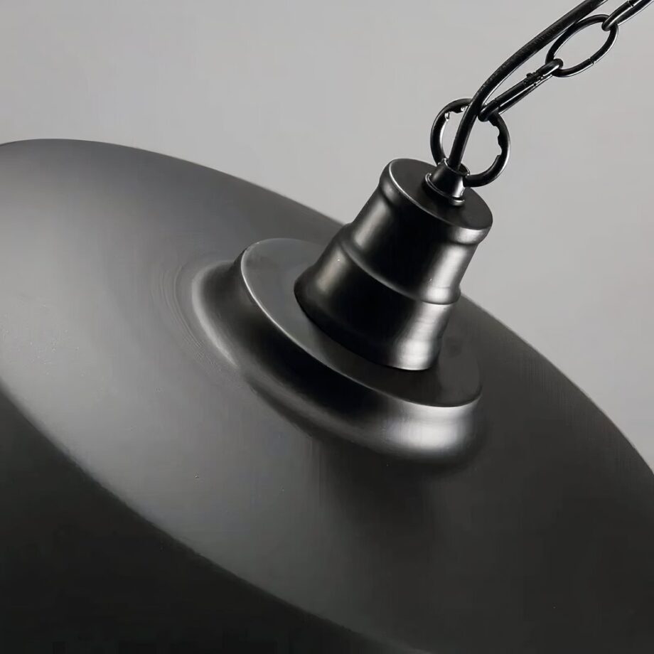 Lampada a sospensione industriale con paralume retrò in ferro nero — in ambiente