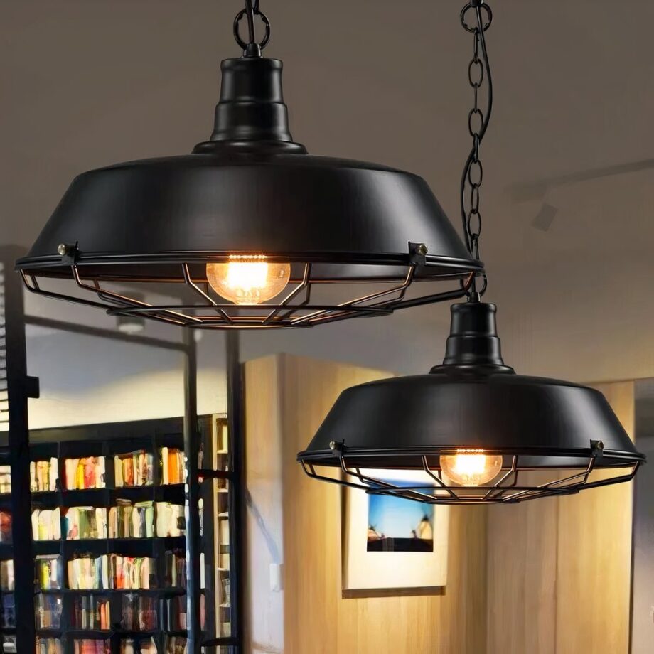 Lampada a sospensione industriale con paralume retrò in ferro nero — dettaglio della finitura