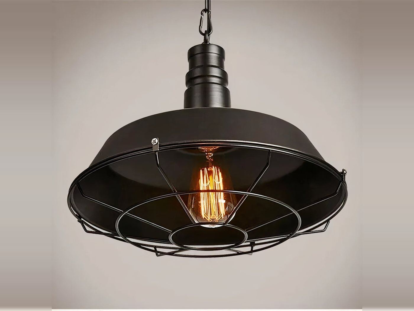Lampada a sospensione industriale con paralume retrò in ferro nero, vista principale
