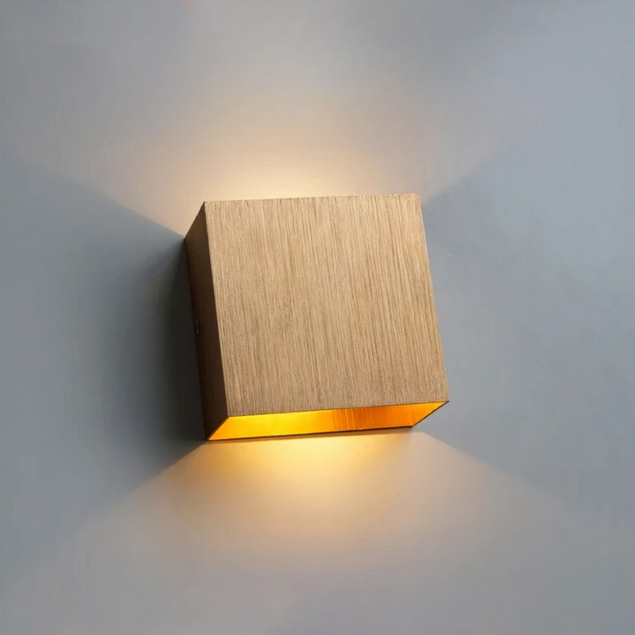Lampada da parete LED moderna quadrata in alluminio dorato Applique murale LED moderne carrée et dorée en aluminium allumée sur fond gris