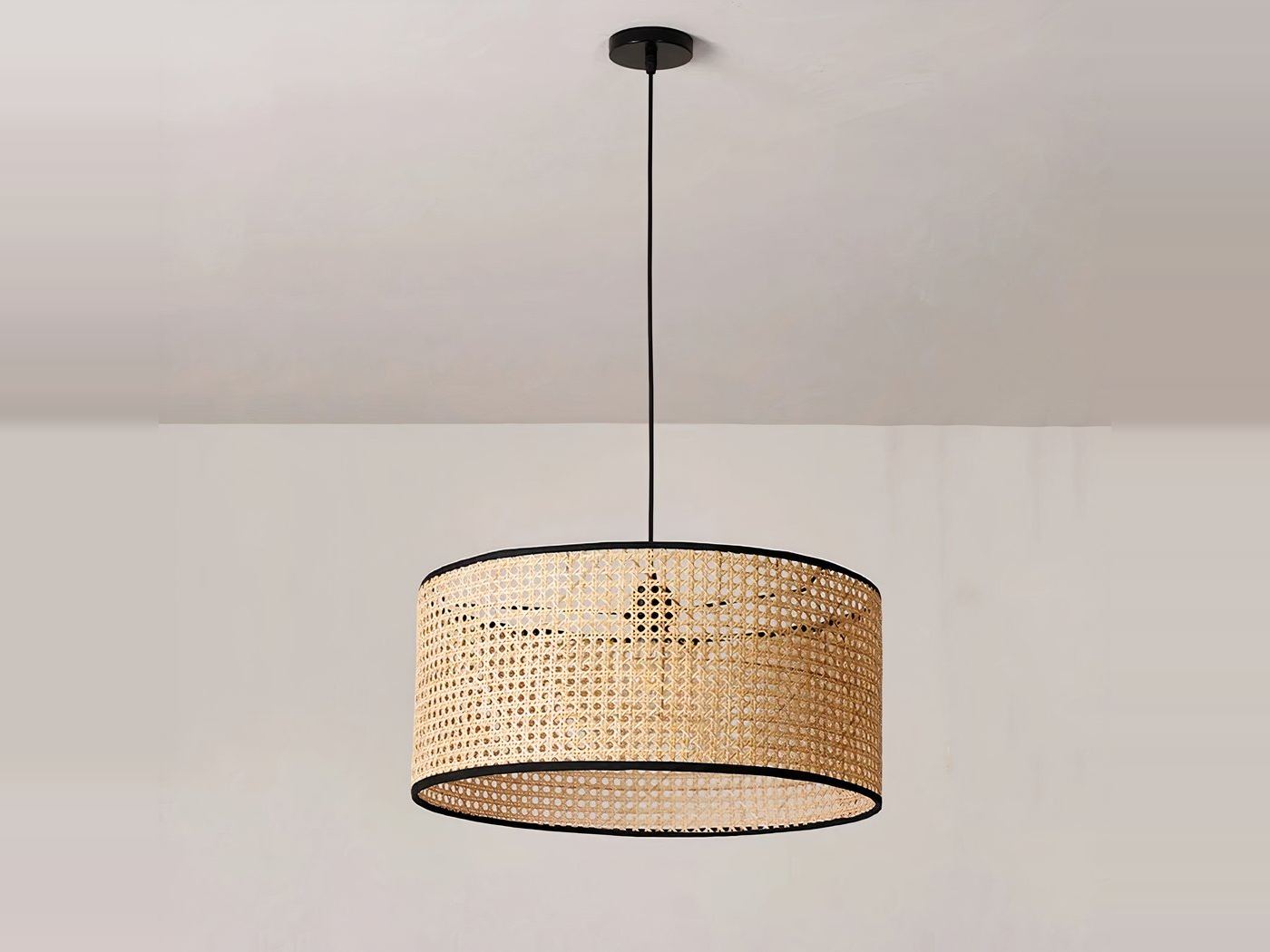 Lampada a sospensione in rattan intrecciato a tamburo con bordo nero