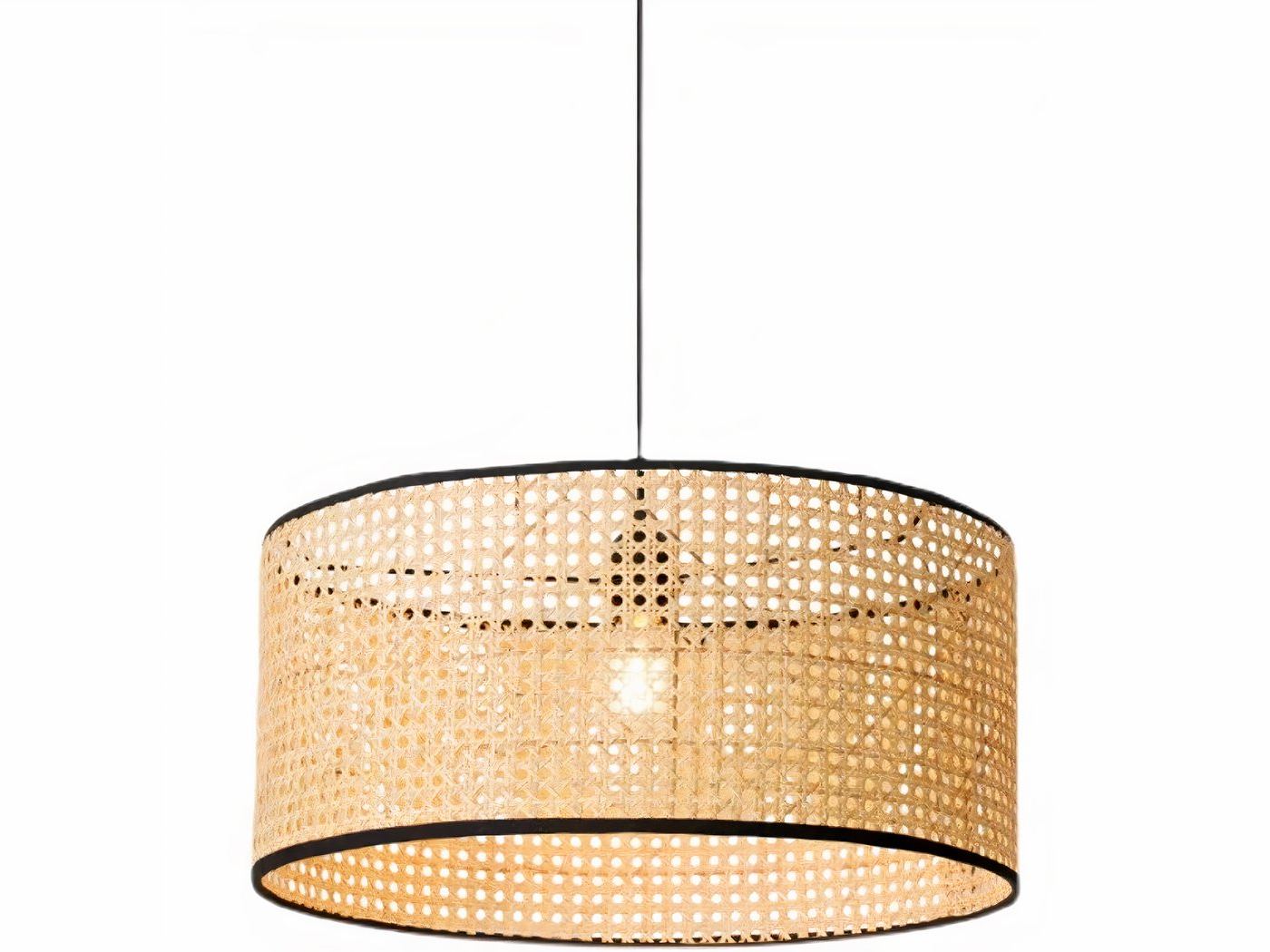 Lampadario suspendu, de forme cylindrique, en cannage avec finition noire. Sur un fond blanc.
