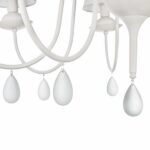 Lampadario barocco bianco in metallo minimalista — in ambiente