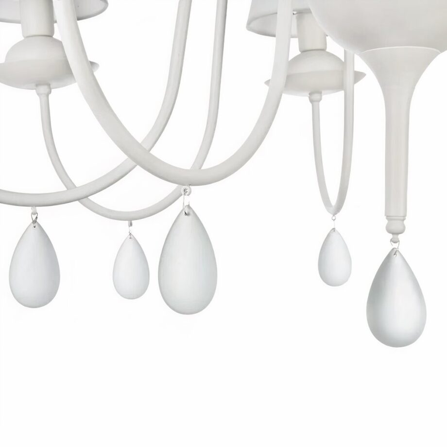 Lampadario barocco bianco in metallo minimalista — in ambiente