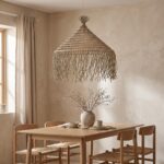 Lampadario in corda intrecciata sopra un tavolo da pranzo in legno