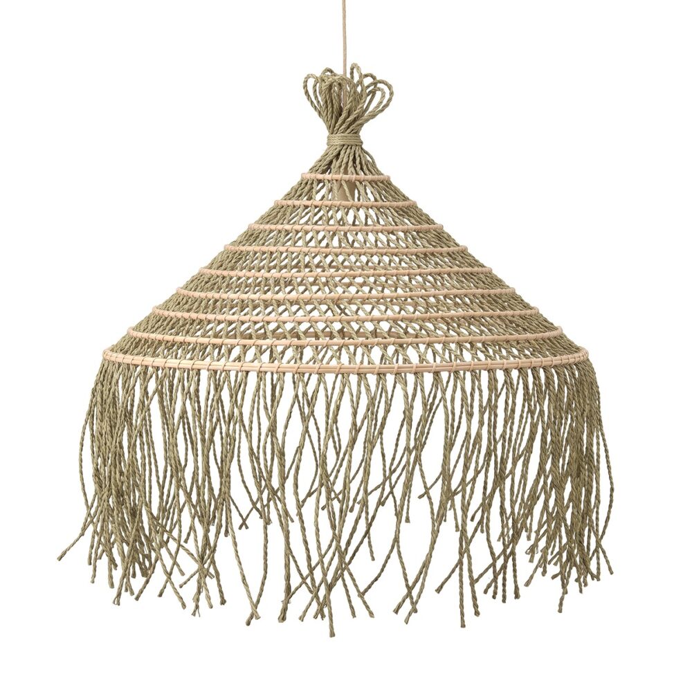 Lampadario in corda naturale intrecciata con cerchi in rattan e frange, su sfondo bianco