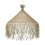 Lampadario in corda naturale intrecciata con cerchi in rattan e frange, su sfondo bianco