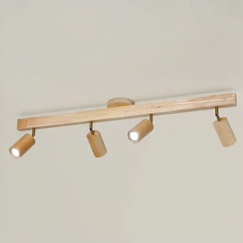 Lampadario de salle de bain en bois clair composé d'un grand rectangle fin en guise de socle sur lequel il y a 4 spots lumineux espacés et rotatifs. Sur un fond beige.