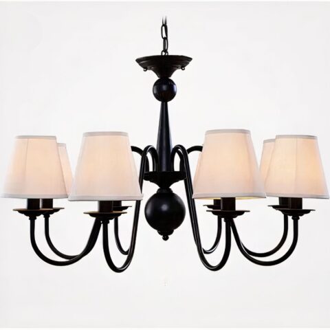 Lampadario noir vintage en forme de chandelier avec 8 abat-jours en tissus blanc. Sur un fond blanc.