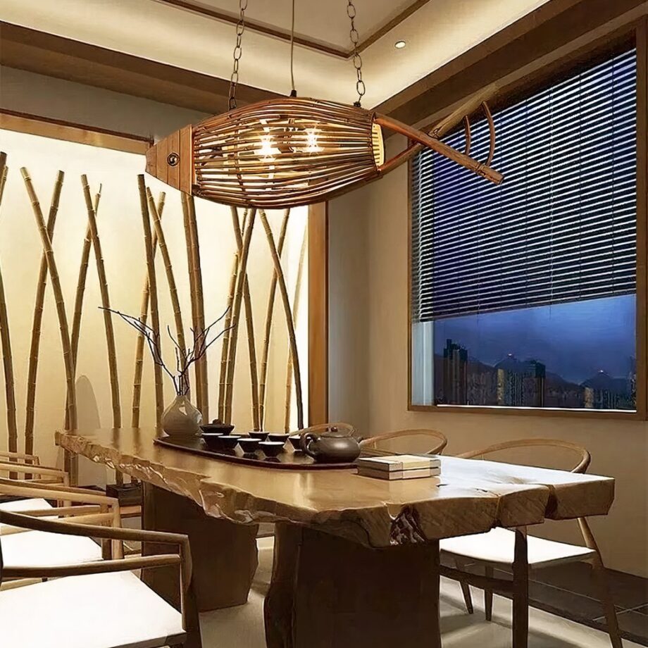 Lampadario in legno a forma di pesce — in ambiente