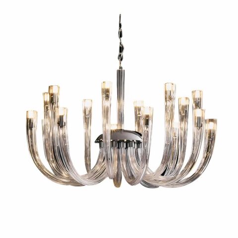 Lampadario transparent, en forme de chandelier avec des branches en verre courbées vers le haut. Au bout de chaque branche, à l'intérieur, se trouve une ampoule allumée. Sur un fond blanc.
