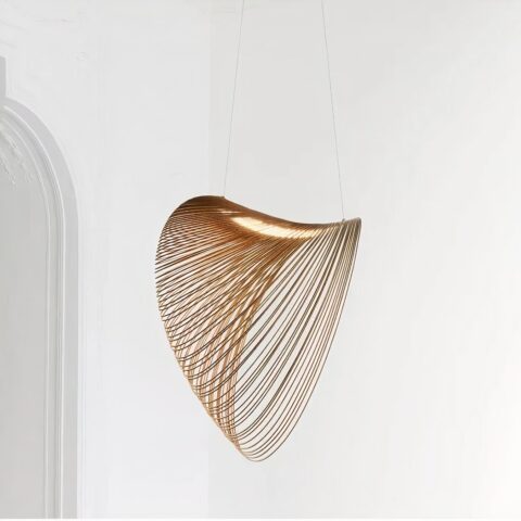 15318-0cLampadario en bambou suspendu par deux câbles, composé d'anneaux du plus petit au plus grand, de gauche à droite, relier par une bande LED. Le tout donne une forme conique aérée. Sur un fond blanc.