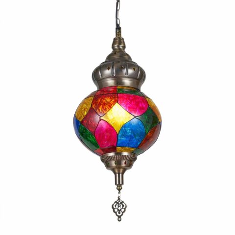 Lampadario marocain en métal et en vitrail coloré. De forme traditionnelle. Sur un fond blanc.