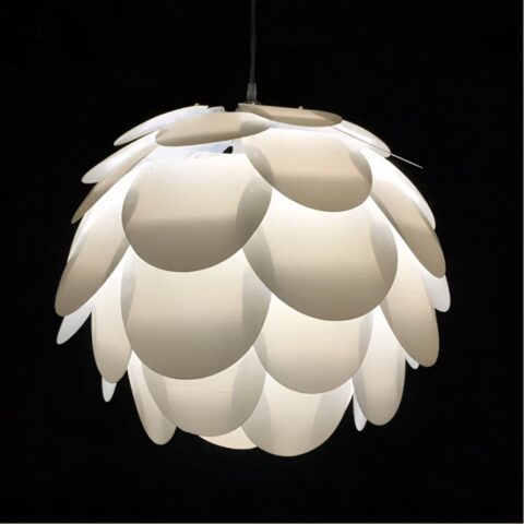 Lampadario suspendu blanc en forme de boule style origami. Avec une ampoule allumée. Sur un fond noir.