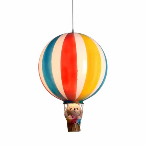 Lampadario creativo a mongolfiera in acrilico su sfondo bianco
