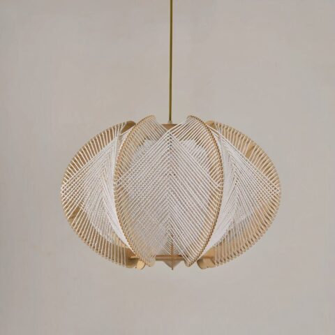 Lampadario suspendu en bois et corde tissé. En forme de montgolfière sur un fond beige.
