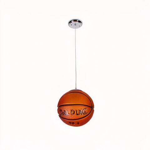 Lampadario suspendu en forme de ballon de basket. sur un fond blanc.