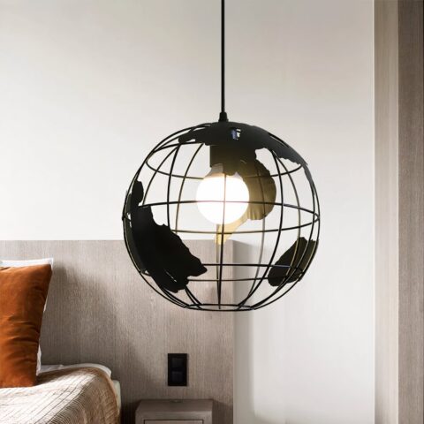 Lampadario globe terrestre au design vintage en fer sur fond gris