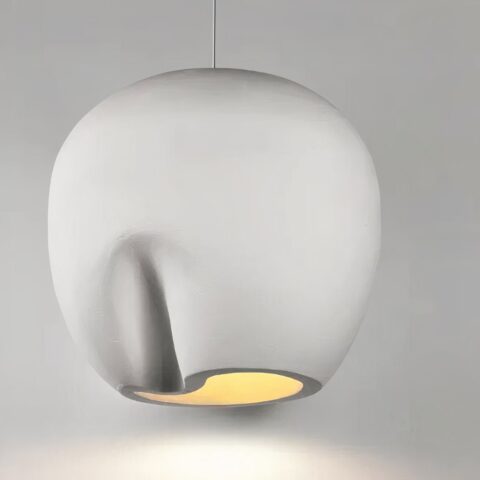Lampadario suspendu au design artistique minimaliste, genre de poterie blanche, avec une ampoule allumée à l'intérieur. Tel un vase retourné et suspendu. Sur un fond gris.