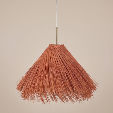 Lampadario di paglia color terracotta a forma di capanna appeso a un cavo trasparente con un corto tubo dorato