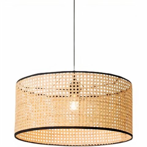 Lampadario suspendu, de forme cylindrique, en cannage avec finition noire. Sur un fond blanc.