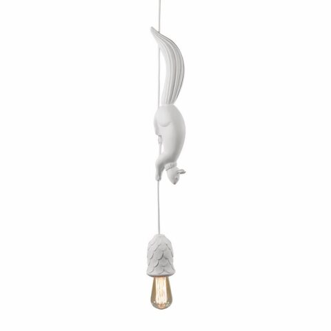 Lampadario suspendu en résine avec écureuil et gland sur fond blanc