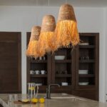 Lampadario in paglia e corda fatto a mano — in ambiente