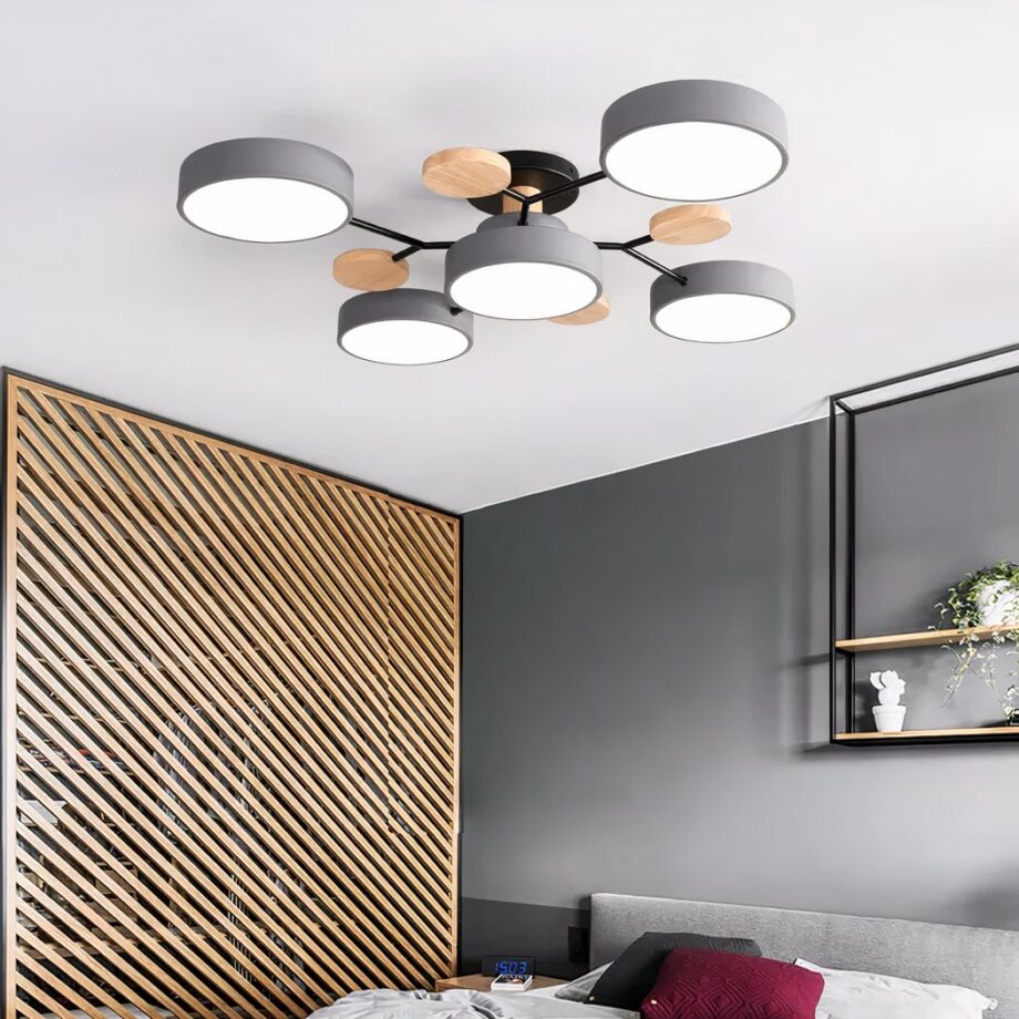 Lampadario in legno e metallo per la camera da letto degli adulti, stile scandinavo — in ambiente