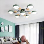 Lampadario in legno e metallo per la camera da letto degli adulti, stile scandinavo — dettaglio