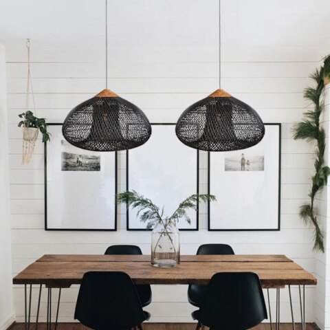 Lampadario de chambre traditionnel en bambou tissé à la main dans sa version noire, suspendue au-dessus d'une table de salle à manger.