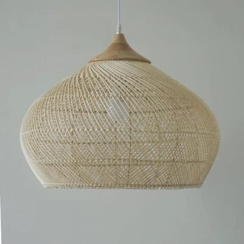 Lampadario de chambre en bambou tissé à la main forme chapeau sur fond gris-vert.