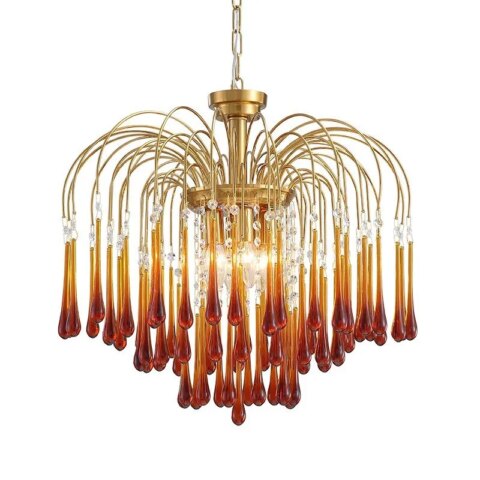 Lampadario vintage avec structure dorée. Les branches retombent du centre comme un saule pleureur. À chaque extrémité des branches, une goutte d'eau marron en verre. Sur fond blanc.