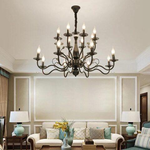 on voit dans un salon aux tons gris un grand lustre en fer forgé style chandelier baroque de couleur noir