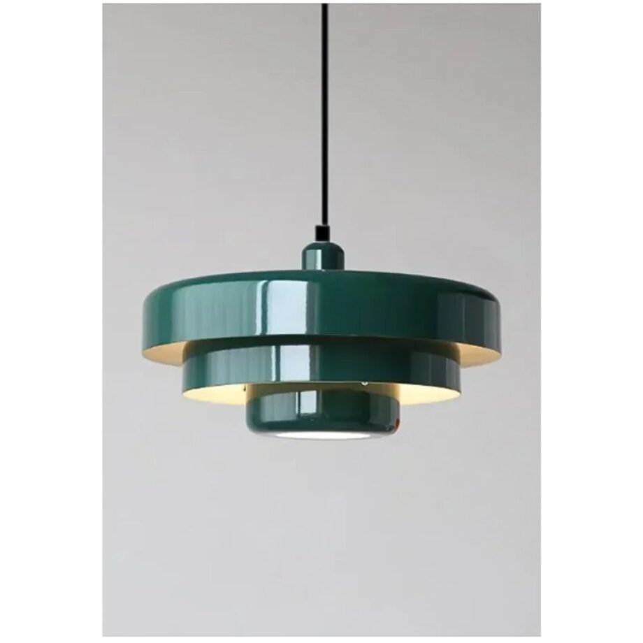 on voit sur un fond gris clair une suspension bleu canard en aluminium dans le style scandinave