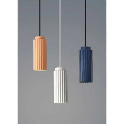on voit sur un fond clair 3 suspensions de couleurs différentes blanche rose et bleu canard dans le style scandinave