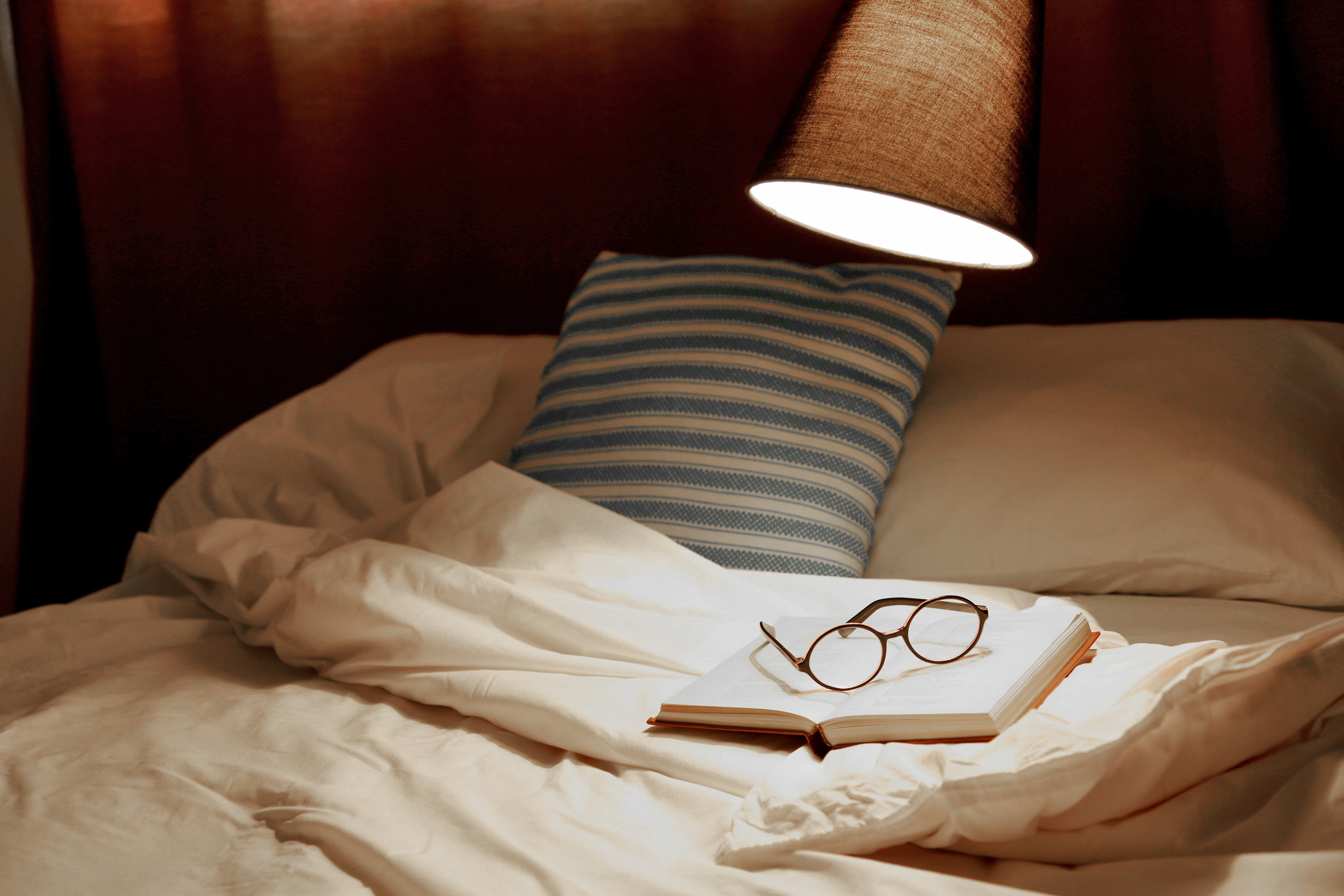Lampe Livre LED Rechargeable - Éclairage Lecture Nuit - 3 Couleurs - Intensité Variable - Clip Transparent - 12