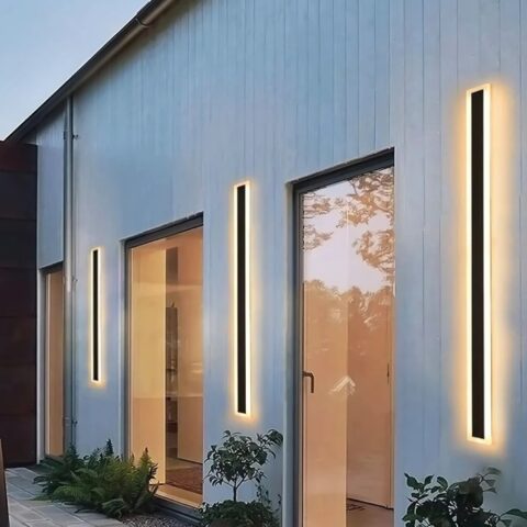 Applique LED verticali in stile industriale sulla facciata di una casa