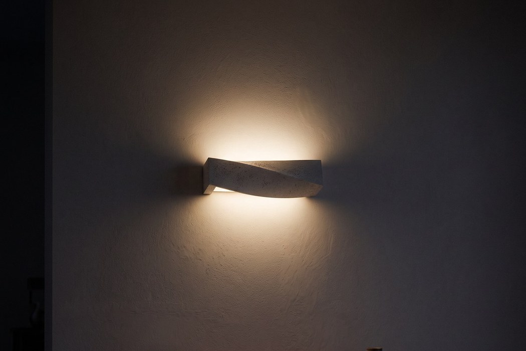 Lampada da parete design in cemento ondulato