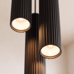 Lampadario a sospensione verticale a 3 tubi scanalati
