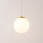 Sospensione a globo moderna ed elegante in acciaio dorato