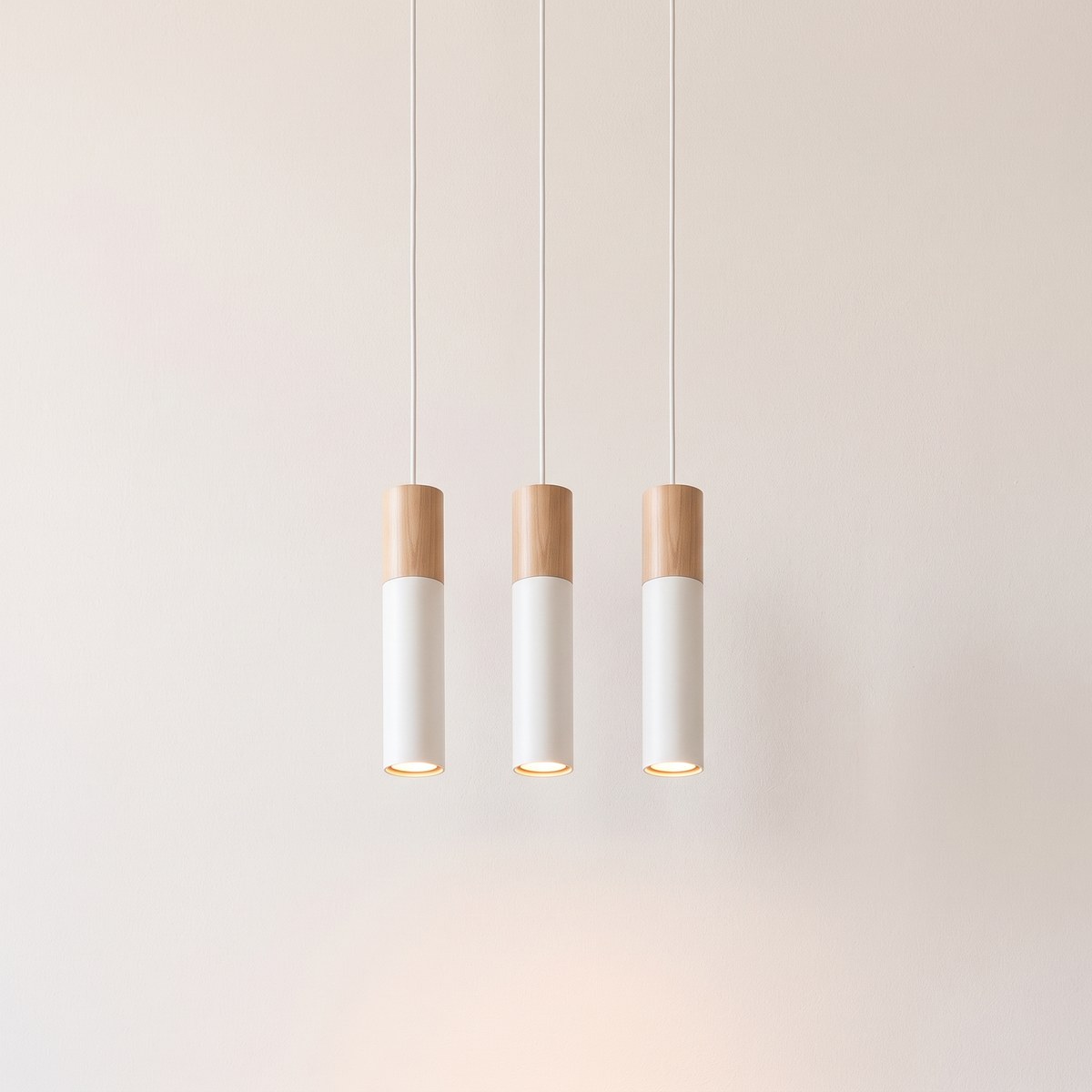 Sospensione a 3 luci minimalista in acciaio e legno naturale