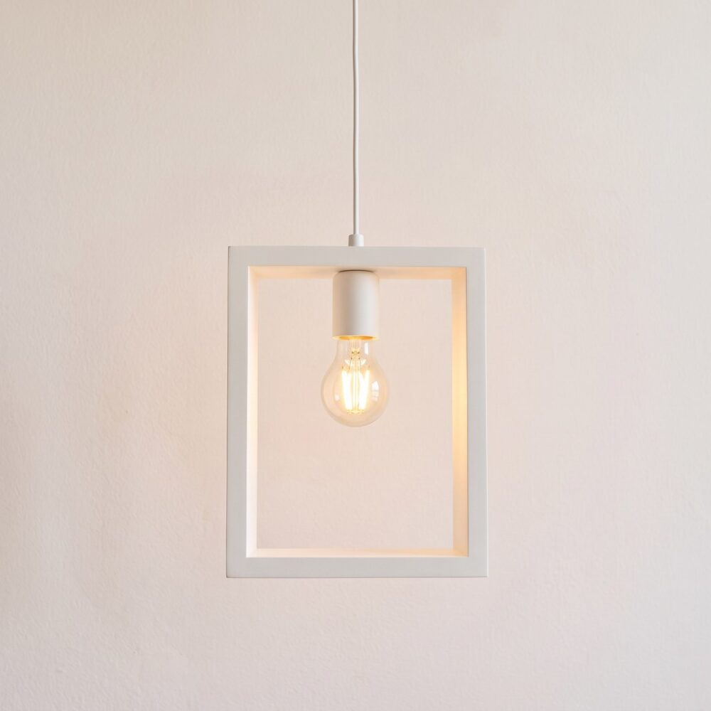 Sospensione scandinava bianca, cornice minimalista in legno