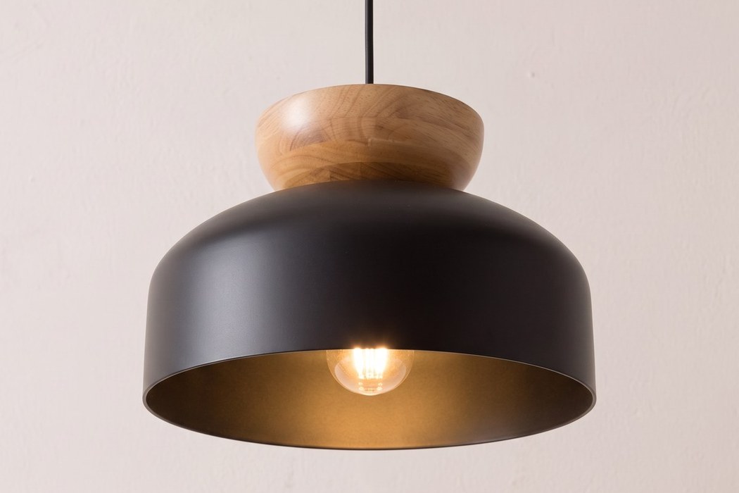 Sospensione scandinava in metallo e legno, forma arrotondata